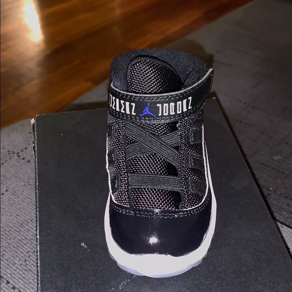 Jordan space jams 11